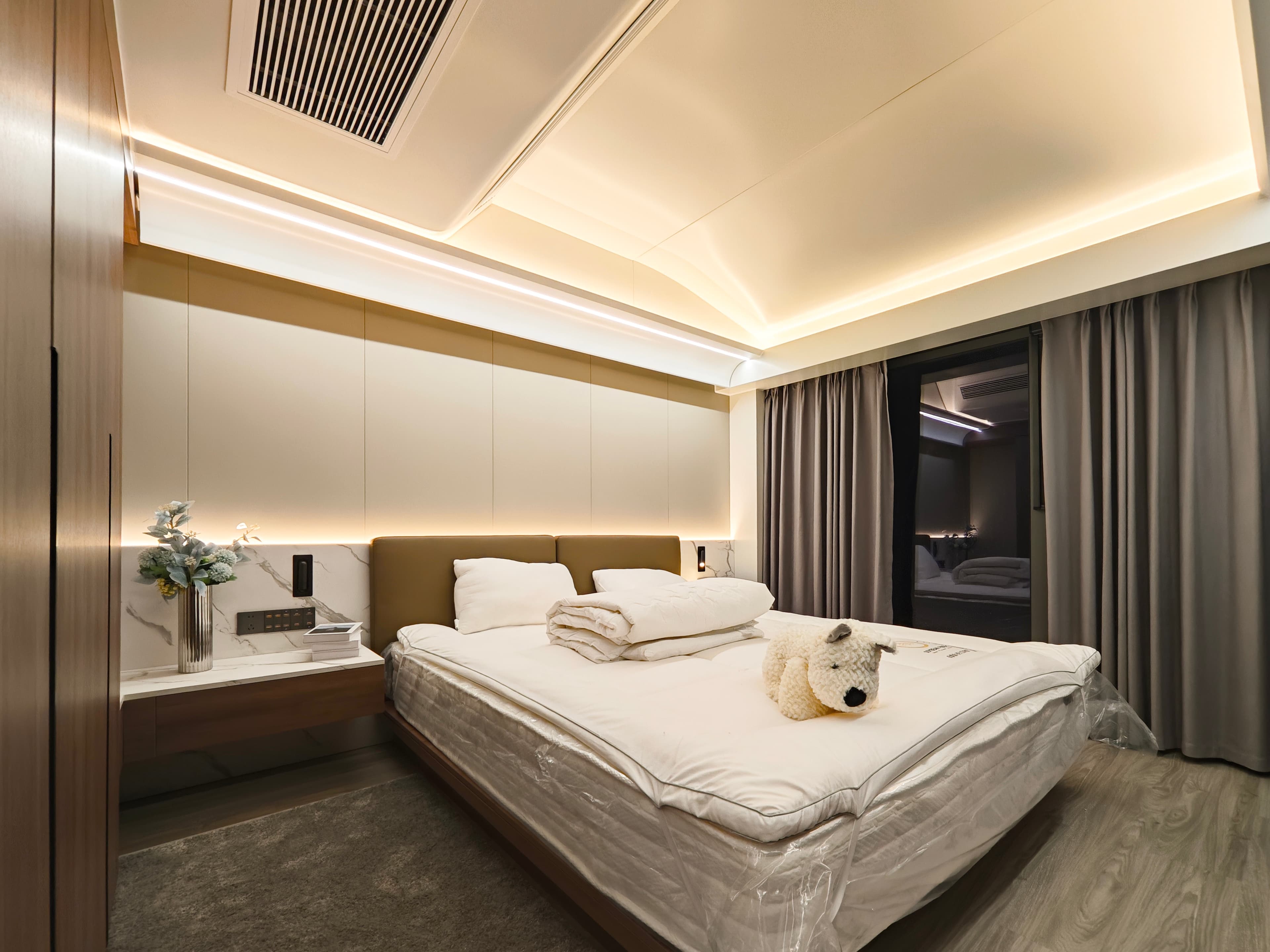 Commercial reception and showrooms